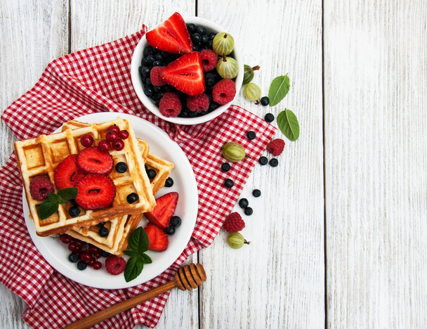waffles with fresh berries - Zdjęcie, obraz