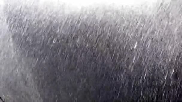 Abstraktní tryskající vody na tmavém pozadí - Záběry, video