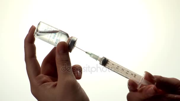 médecin ramassant des médicaments dans la seringue
 - Séquence, vidéo