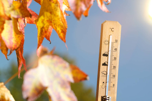 ο καιρός το φθινόπωρο εμφανίζεται με θερμόμετρο υδραργύρου - Φωτογραφία, εικόνα