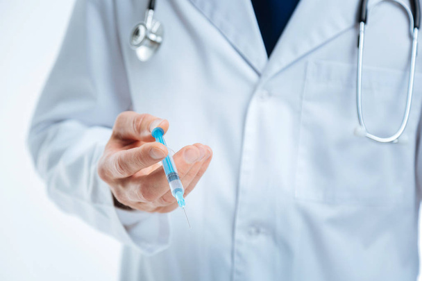 Close up of male doctor holding syringe - Foto, afbeelding