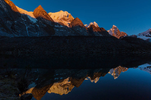Hermosos paisajes de montañas en la Cordillera Huayhuash
 - Foto, imagen
