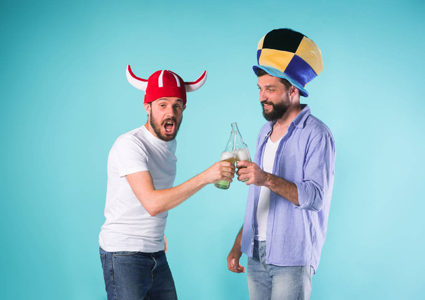 Δύο ενθουσιασμένοι άνδρες φίλοι γιορτάζουν ΜΟΤΟ - Φωτογραφία, εικόνα