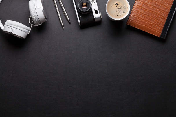 Σημειωματάριο (Notepad), ακουστικά, κάμερα και καφέ - Φωτογραφία, εικόνα
