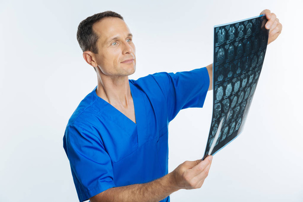 Вид збоку на розумного фахівця, який дивиться на сканування рентгенівських променів
 - Фото, зображення