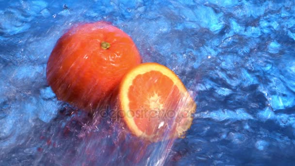 water stroomt op rijpe sinaasappels - Video