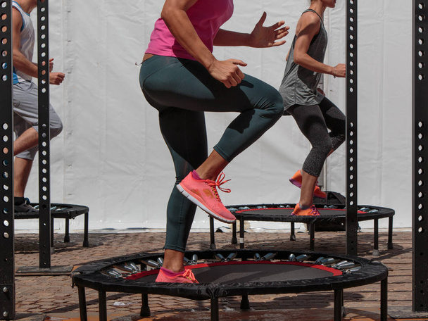 Mini treino de trampolim: Menina fazendo exercício de fitness na aula em
 - Foto, Imagem