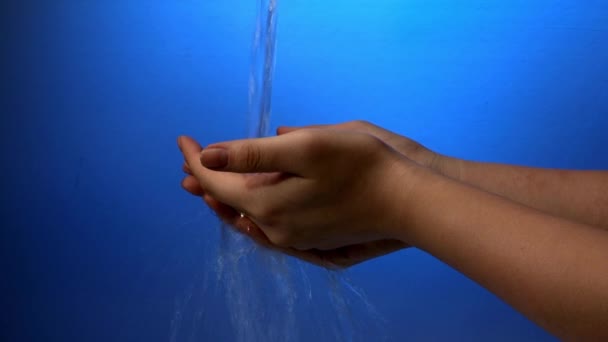 wody płynącej na ludzkich rąk - Materiał filmowy, wideo