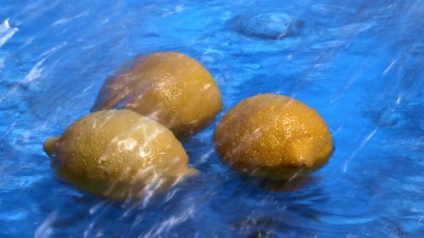 water stroomt op citroenen  - Video