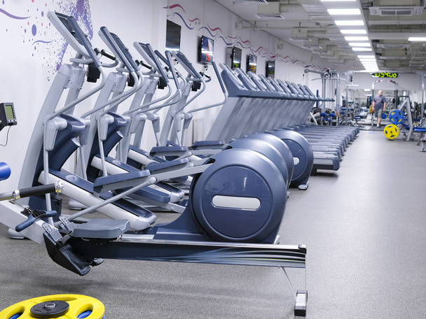 Fitnessapparatuur in een fitness zaal - Foto, afbeelding
