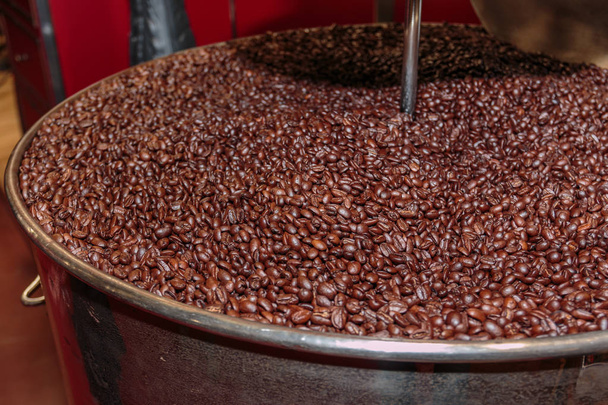 Processus de grains de café dans la machine de torréfaction
 - Photo, image