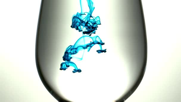 Aqua mürekkep damlaları bardağı içinde  - Video, Çekim