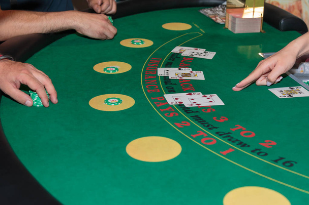 Binnen de Casino: Achter Black Jack gokken tabel - Foto, afbeelding
