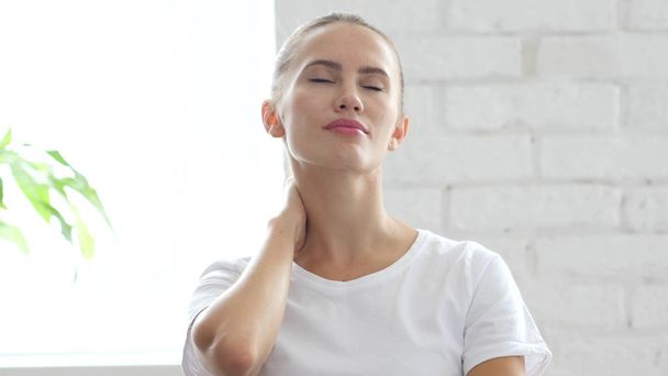 Втомлена жінка розслабляє м'язи шиї на роботі, портрет
 - Фото, зображення