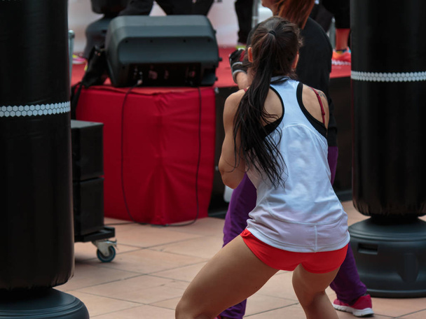 Jong meisje met korte broek en witte Tank boven: Fitness Boxing Workou - Foto, afbeelding
