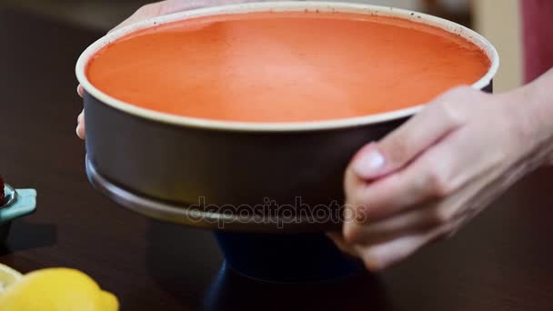 Menina remover bolo de morango do molde em uma placa
. - Filmagem, Vídeo
