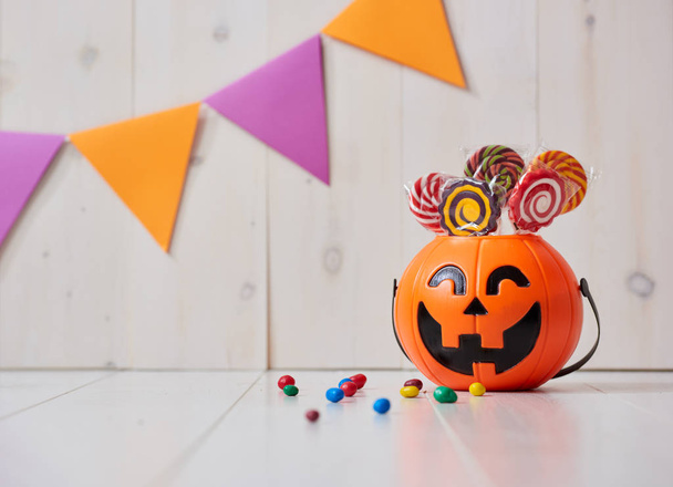 Pumpkin with candy - Foto, afbeelding