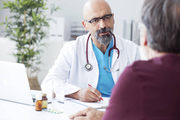 mannelijke arts praten met patiënt - Foto, afbeelding