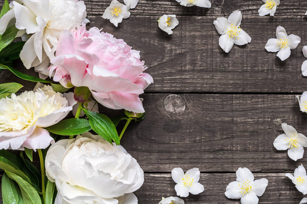 ピンクとクリーム色の牡丹やジャスミンの花で飾られた結婚式の招待状や記念日のグリーティング カード モックアップ - 写真・画像