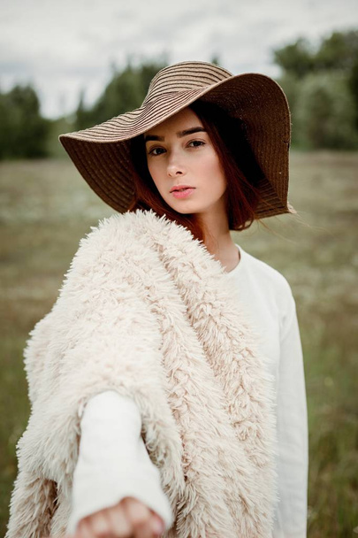 young woman in hat - Fotoğraf, Görsel