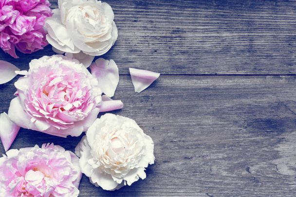 Bruiloft uitnodiging of verjaardag wenskaart mockup versierd met roze en romige pioenrozen bloemen - Foto, afbeelding