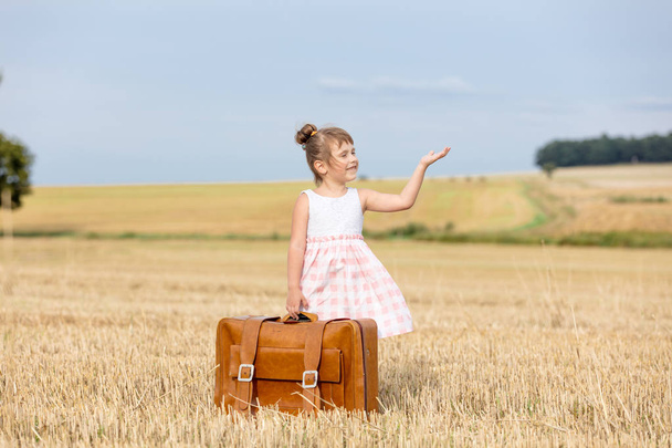 Bambina con valigia da viaggio
 - Foto, immagini