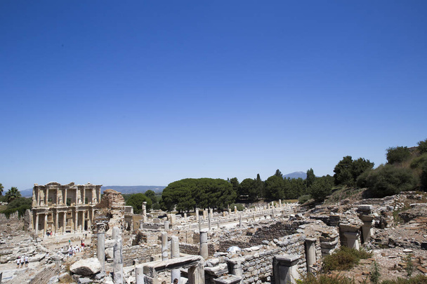 Een ongewoon uitzicht op de ruïnes van de antieke stad Efeze, sur - Foto, afbeelding