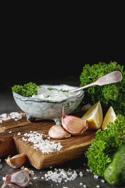 Sauce Tsatsiki with ingredients of cucumbers, garlic, parsley, l - Foto, afbeelding