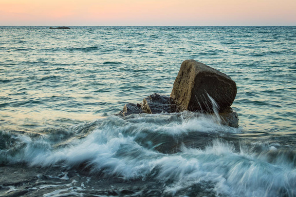 Salpicadura de onda en el mar contra la piedra
 - Foto, Imagen