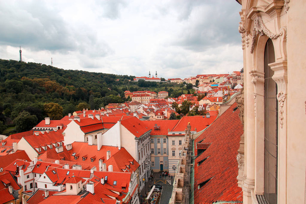 Panorama Pragi dom z czerwonymi dachami - Zdjęcie, obraz