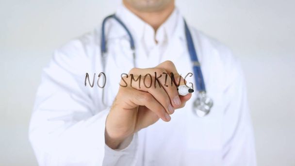 Απαγορεύεται το κάπνισμα, ο γιατρός γράφοντας στο γυαλί - Φωτογραφία, εικόνα