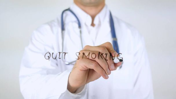 Stoppen met roken, dokter schrijven op glas - Foto, afbeelding