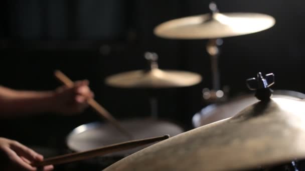 bubeník hrající na bicí - Záběry, video