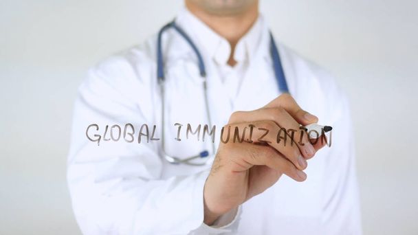 Globale Immunisierung, Arzt schreibt auf Glas - Foto, Bild