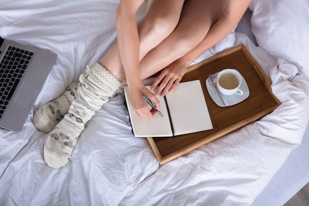 Woman Writing In Diary - Foto, afbeelding
