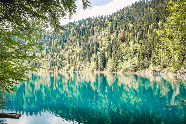 クリスタルの青い山の湖  - 写真・画像