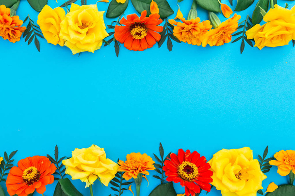  frame van gele en rode bloemen  - Foto, afbeelding