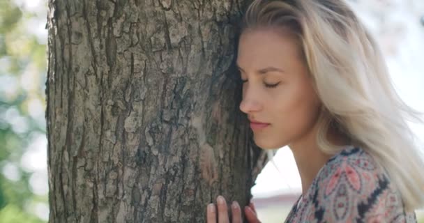 Young naturally beautiful woman relaxing in a sunny park.  - Filmagem, Vídeo