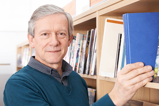 Portrait Of Mature Male Student Studying In Library - Foto, afbeelding