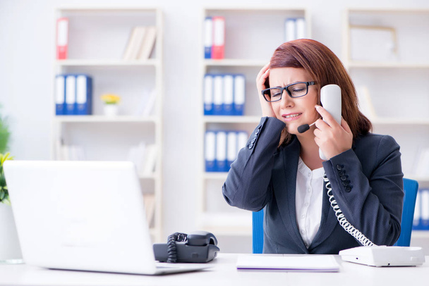 Frustrierter Call-Center-Assistent reagiert auf Anrufe - Foto, Bild