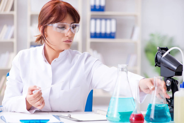 Kobieta naukowiec prowadzący eksperyment w labora - Zdjęcie, obraz