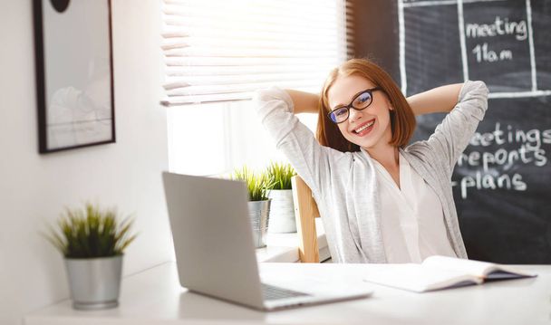 Femme d'affaires heureuse avec ordinateur et téléphone portable
  - Photo, image
