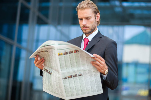 businessman reading newspaper  - Фото, изображение