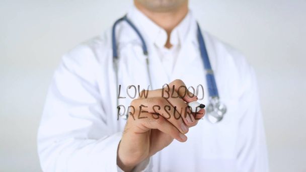 Низкое давление, доктор пишет на стекле
 - Фото, изображение