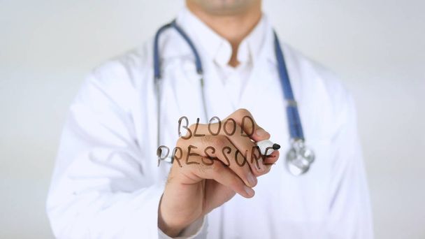Αρτηριακή πίεση, ο γιατρός γράφοντας στο γυαλί - Φωτογραφία, εικόνα