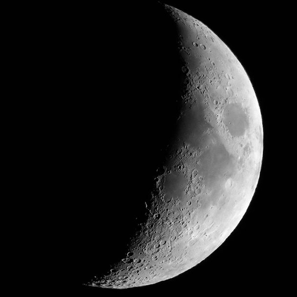 Lua crescente ondulante vista com telescópio
 - Foto, Imagem