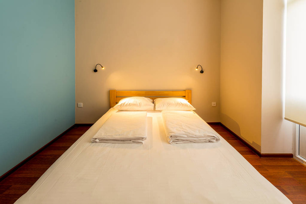Podwójne łóżko w hotelu - Zdjęcie, obraz