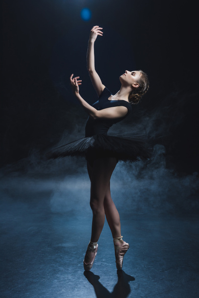 黒チュチュで踊るバレリーナ - 写真・画像