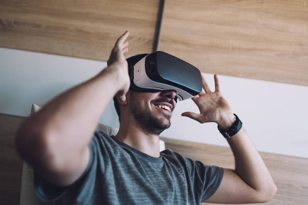 Man wearing virtual reality glasses - Foto, immagini