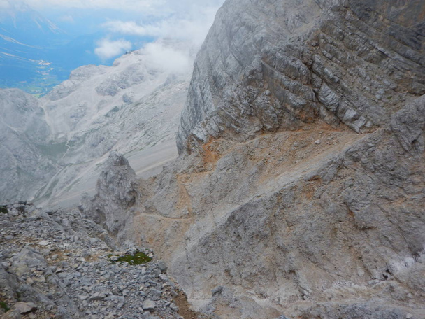 montañismo en la cresta de Tofana en dolomitas
 - Foto, Imagen